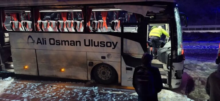 gumushanede-kaygan-yolda-otobus-kazasi-14-yarali-RwrP8QCe.jpg